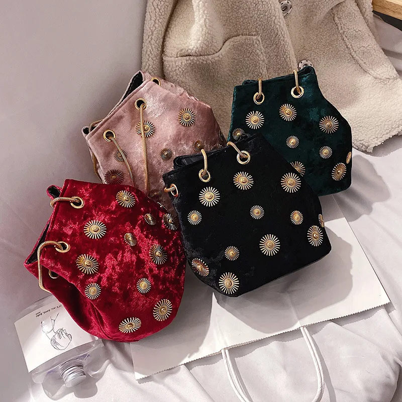 

Retro Advanced Emblem Design Women's Crossbody Bag 2023 New Drawstring Handbag Fashion Velvet Chain One Shoulder Bucket Bags