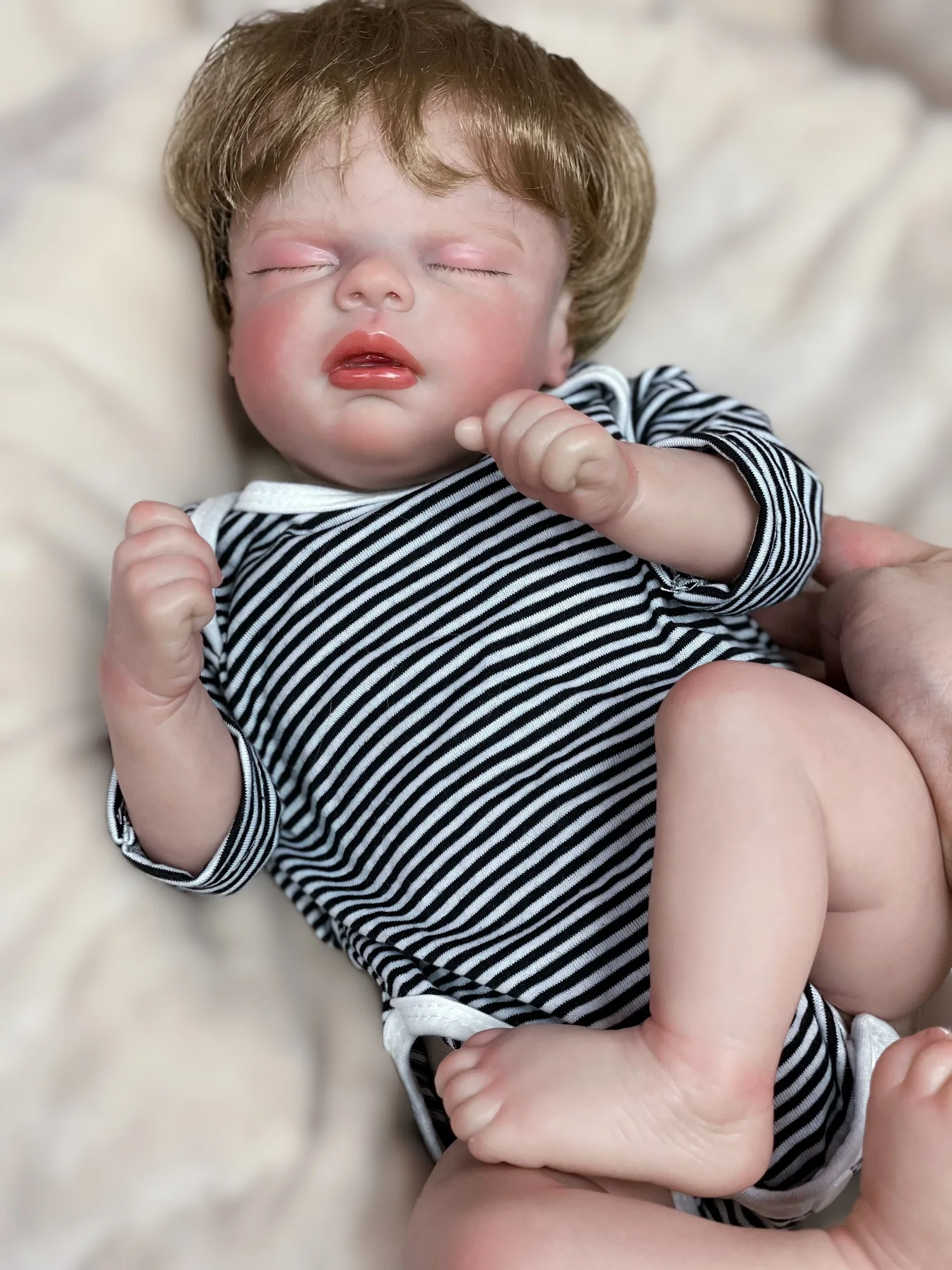 Реалистичная кукла для новорожденных с закрытыми глазами 42 см