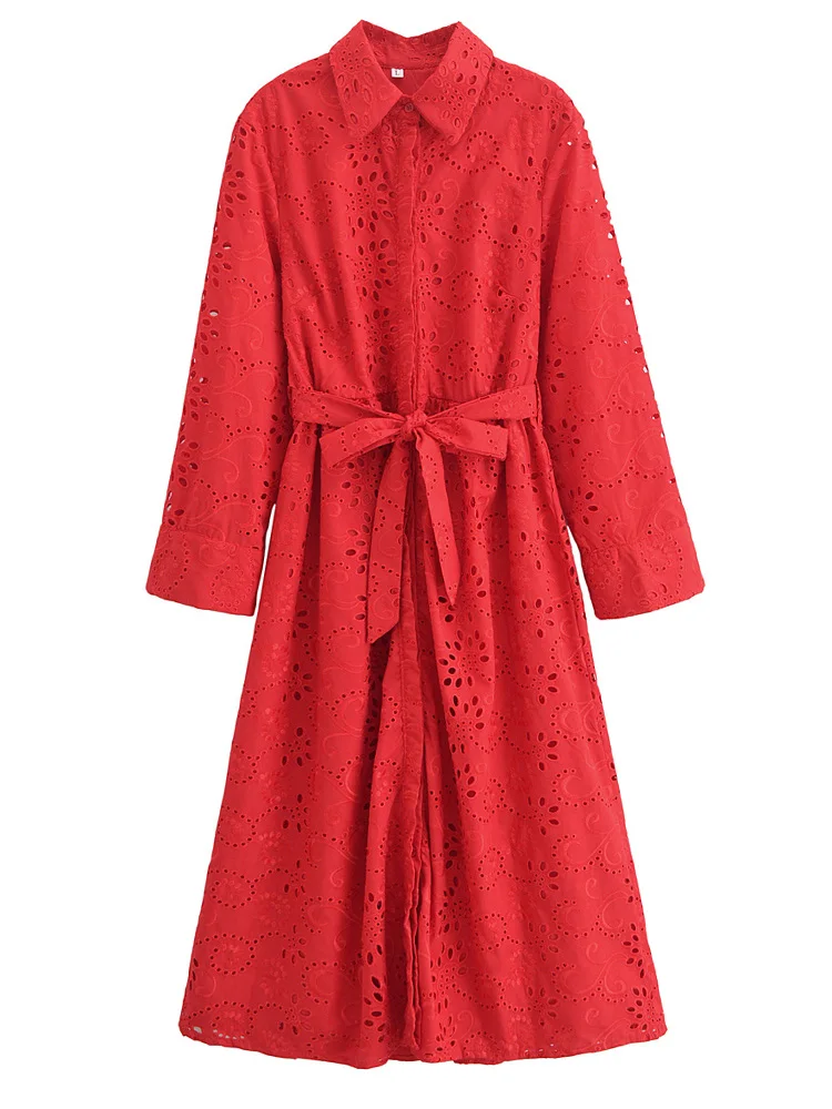 Женское платье-рубашка средней длины с поясом и вышивкой