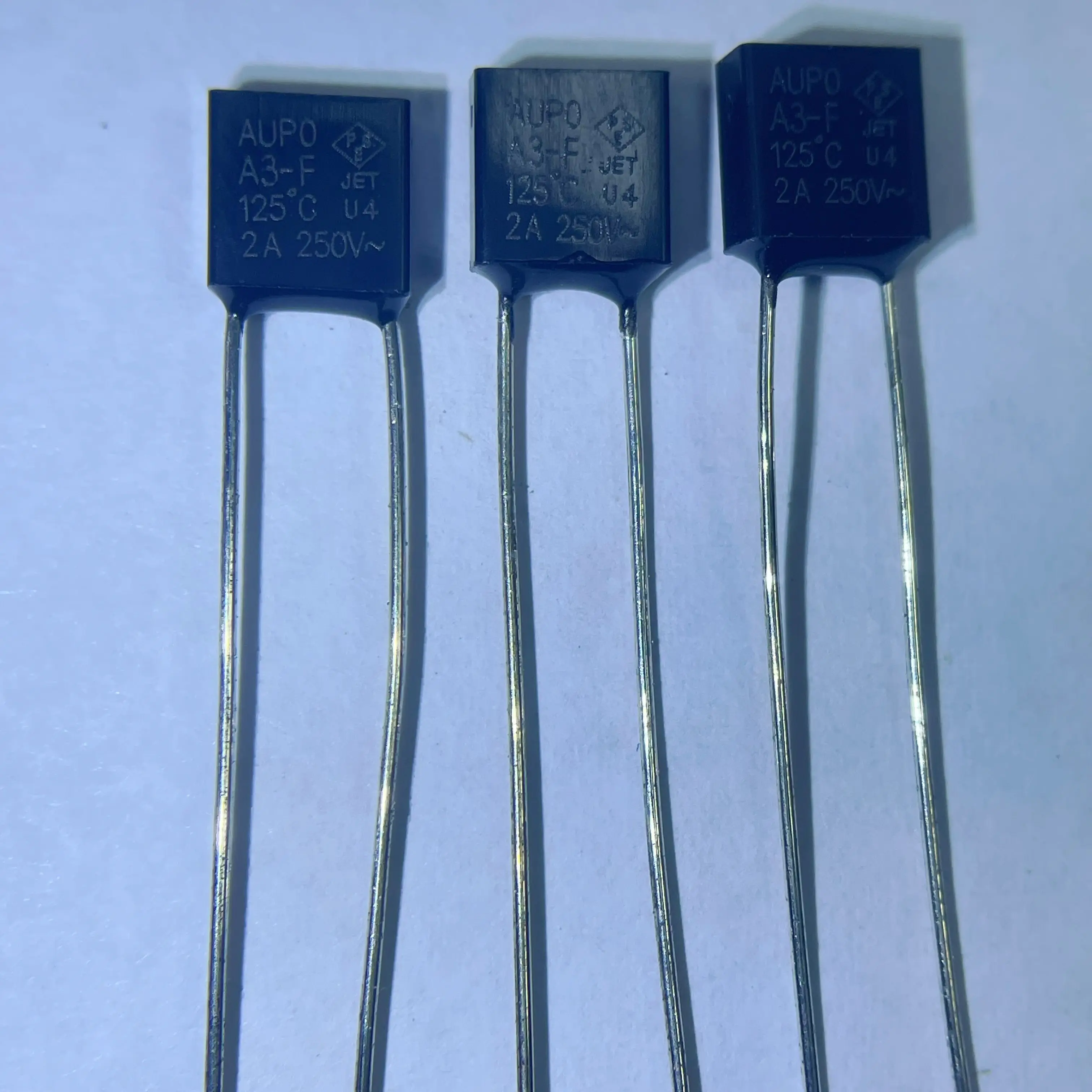 

AUPO квадратный тепловой предохранитель A3-F 125 градусов 2A