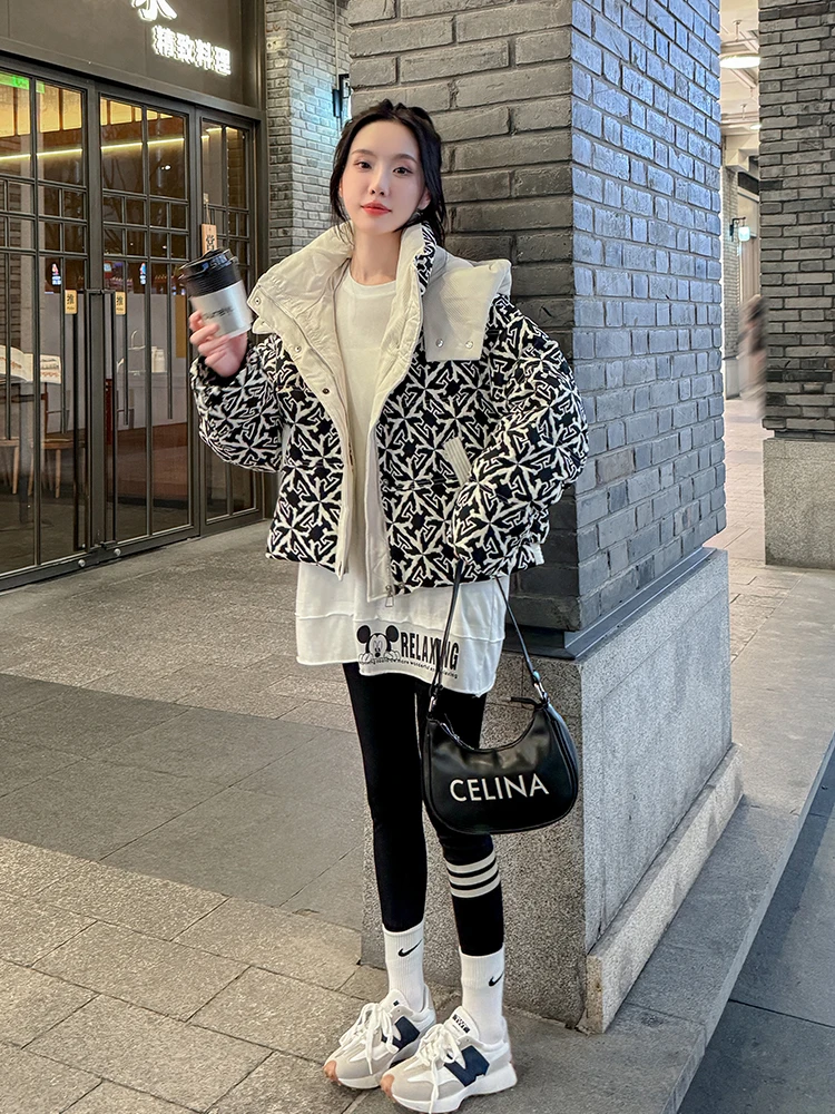 Маленький пуховик женский короткий 2024 зимняя новая мода капюшон с принтом белый