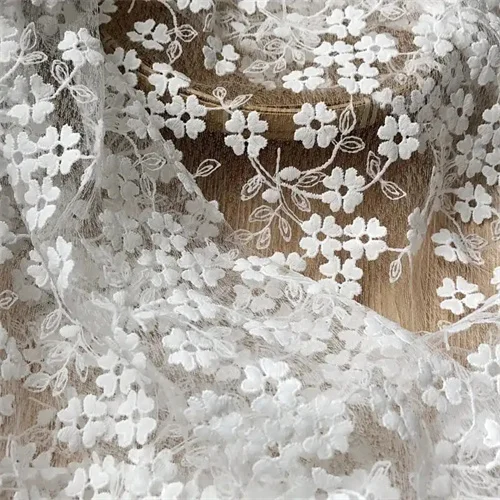 Кружевная ткань с трехмерной вышивкой в виде клевера |