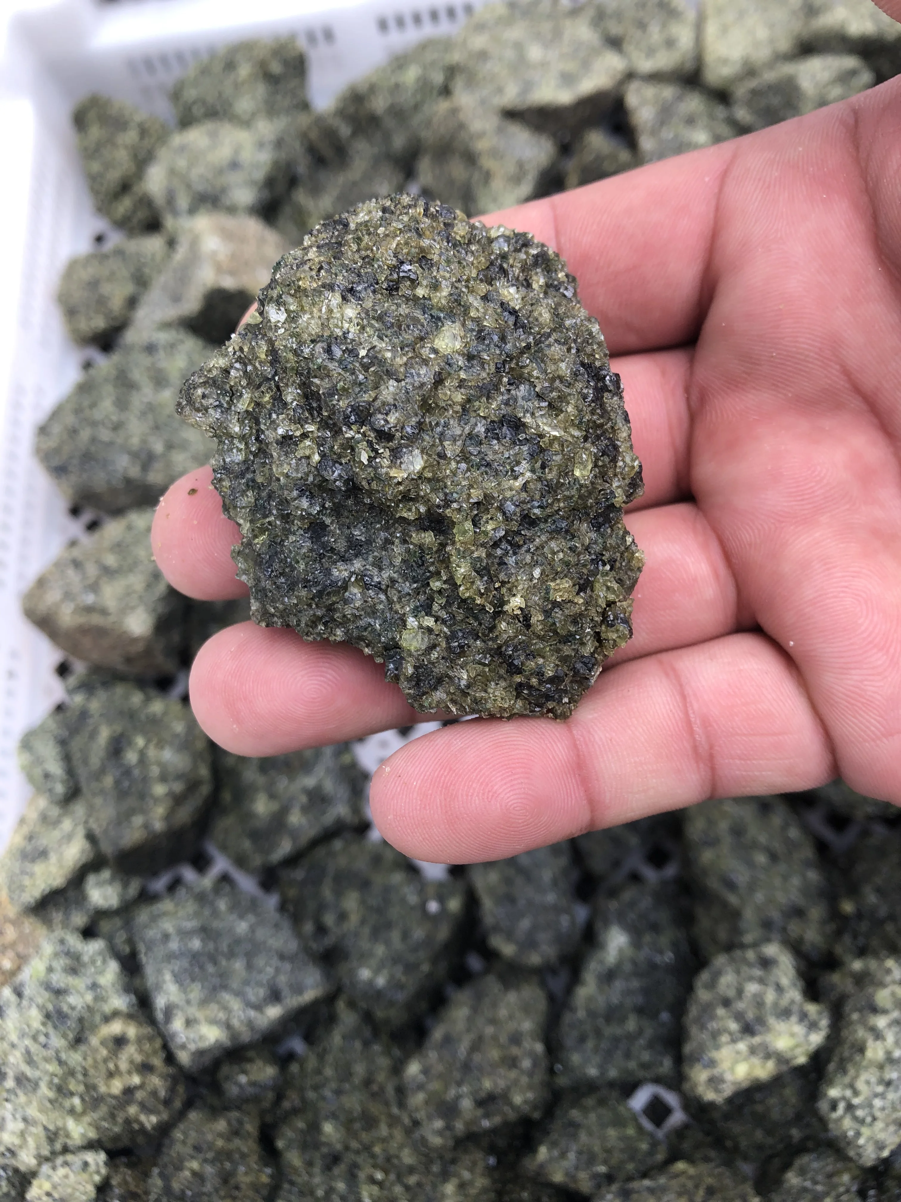 1Kg Nature Stone Olivine Natural Mineral Raw Stone Mineral Crystal Ornaments Stone Specimen Collection Geological Teaching