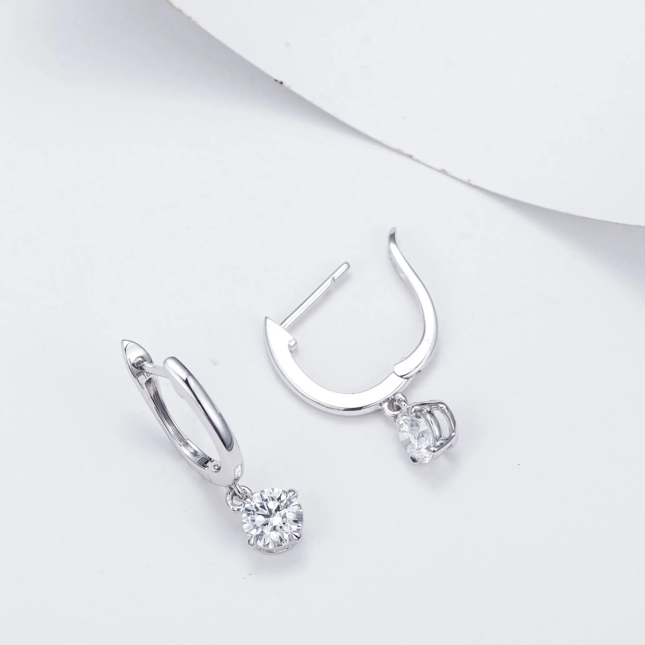 Серьги-кольца круглой огранки с бриллиантами диаметром 1-2 карата ювелирные