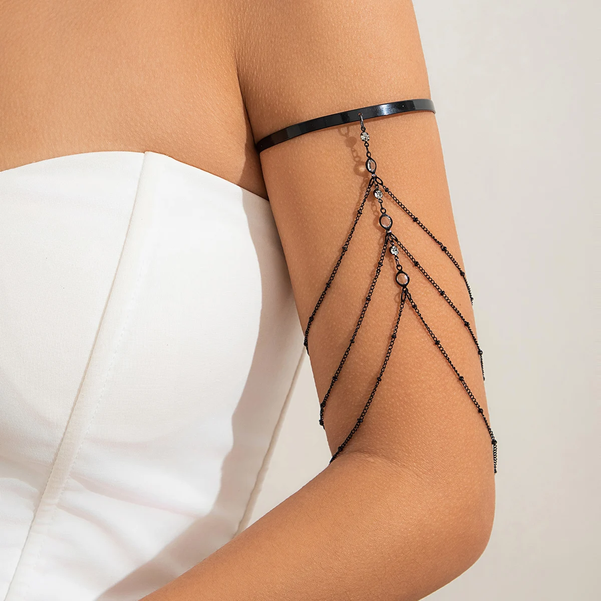 Женская повязка на руку с кисточками в богемном стиле