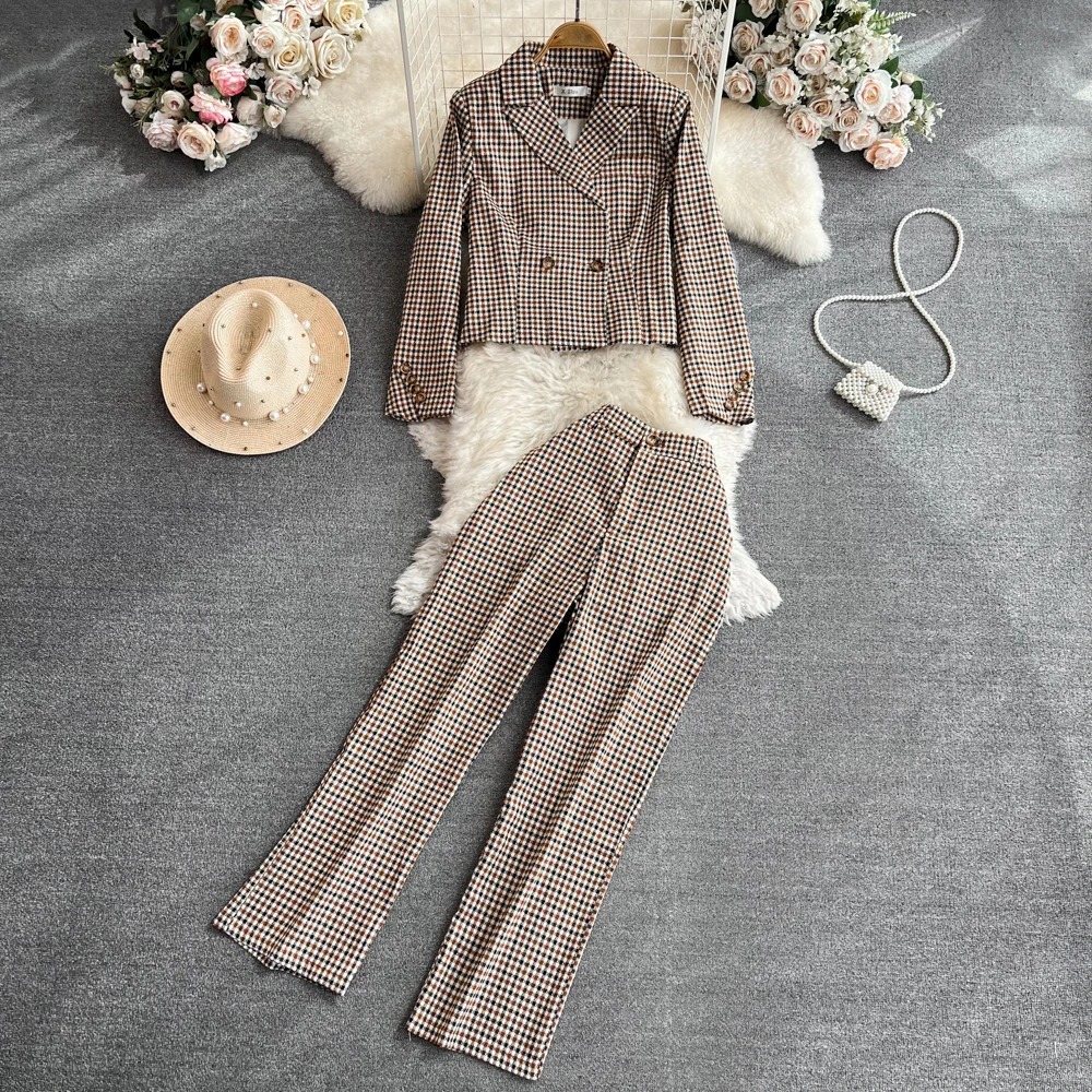 

Женский офисный костюм из двух предметов: клетчатая куртка и широкие брюки с высокой талией