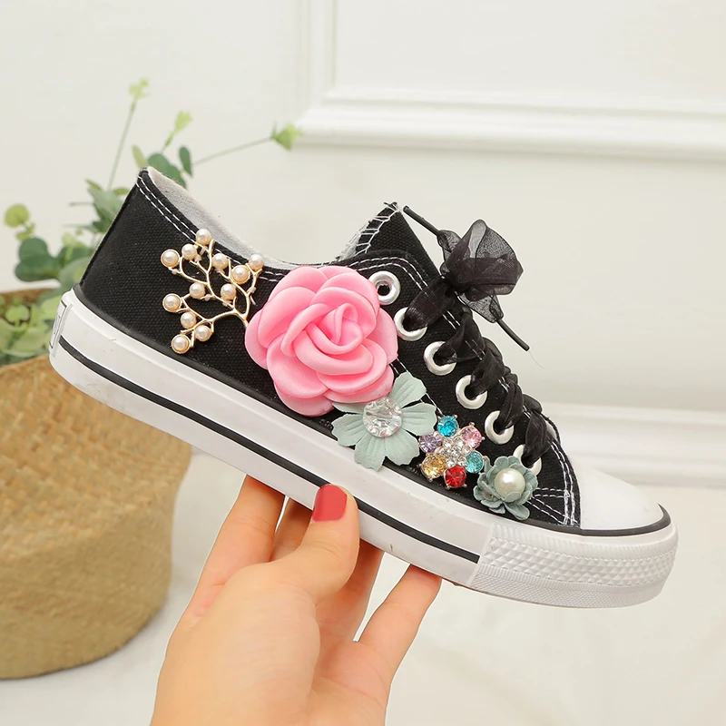 2023 Wholesale Spring and Summer Women's Canvas Shoes Small White Shoes Women's Low Top Handmade Customized Flower Casual Shoes