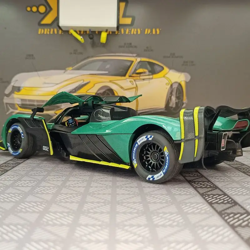 Фото Масштабная модель автомобиля Aston Martin Valkyrie 1:24 из сплава, коллекционная, с открывающимися дверями, звуком и светом, спортивный автомобиль, подарок №3
