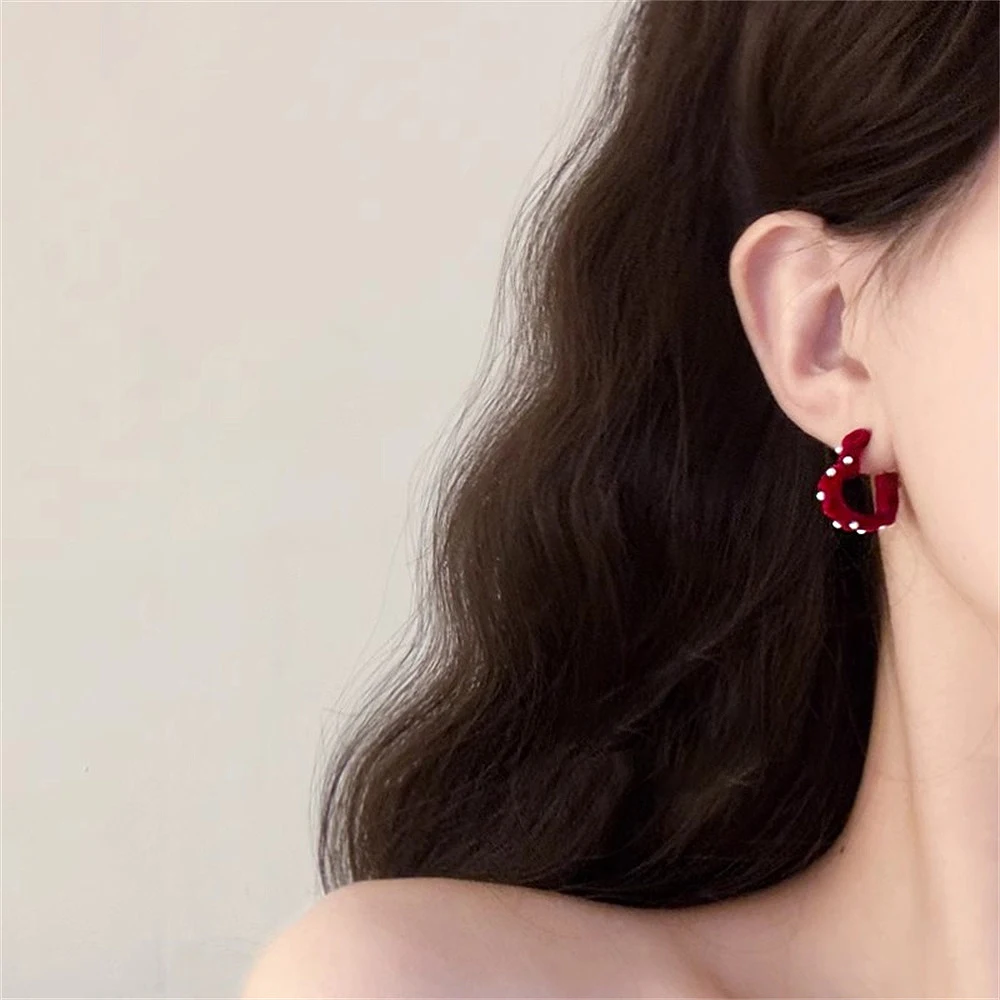 Красные бархатные серьги-гвоздики в форме сердца с жемчугом