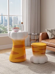 Столик в виде лапки 