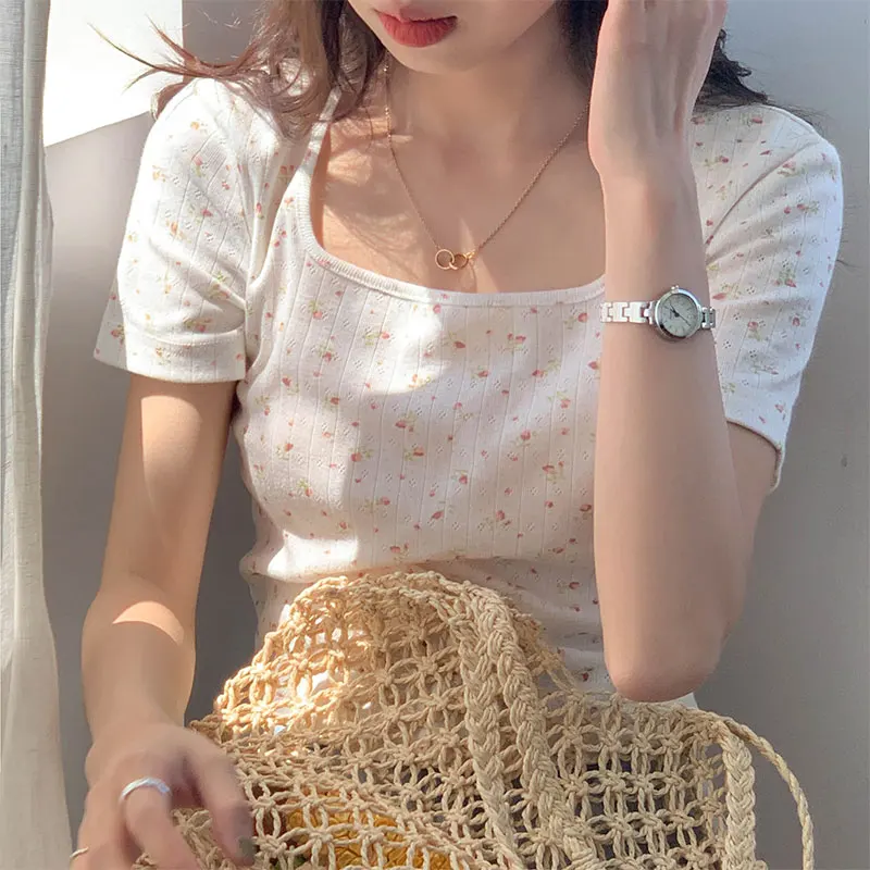 

Женская футболка с квадратным вырезом, коротким рукавом и цветочным принтом