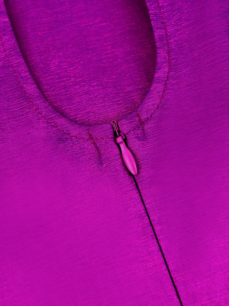 Платье-футляр с коротким расширяющимся книзу рукавом фиолетового и синего цвета