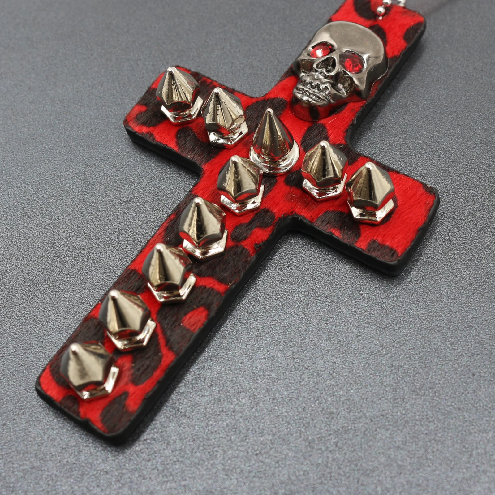 Женское кожаное ожерелье с леопардовым принтом и заклепками