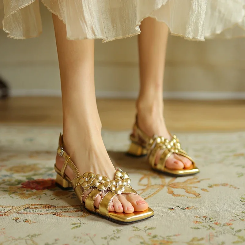 Женские летние сандалии из спилка на низком каблуке с аппликацией и ремешком