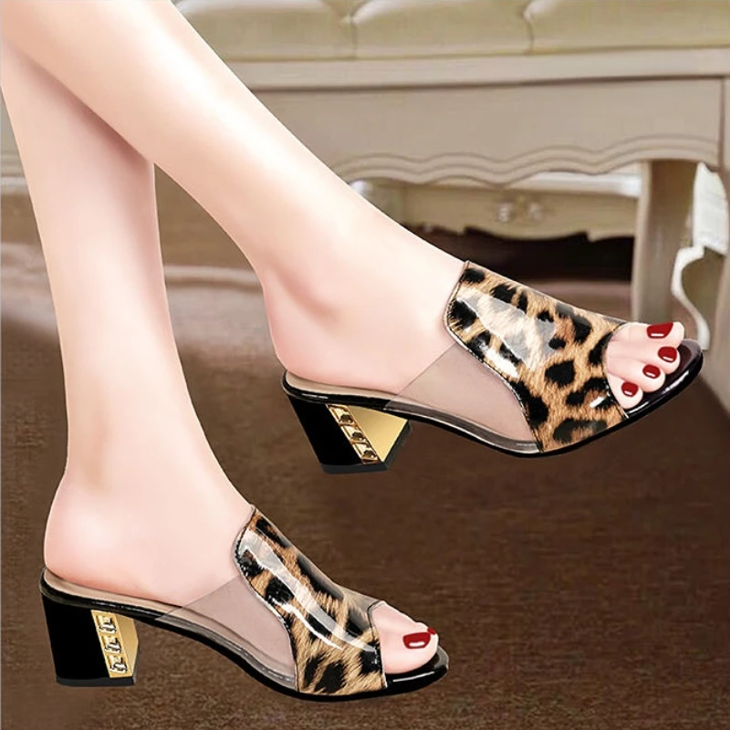 

Женские летние шлепанцы с открытым носком, на квадратном каблуке