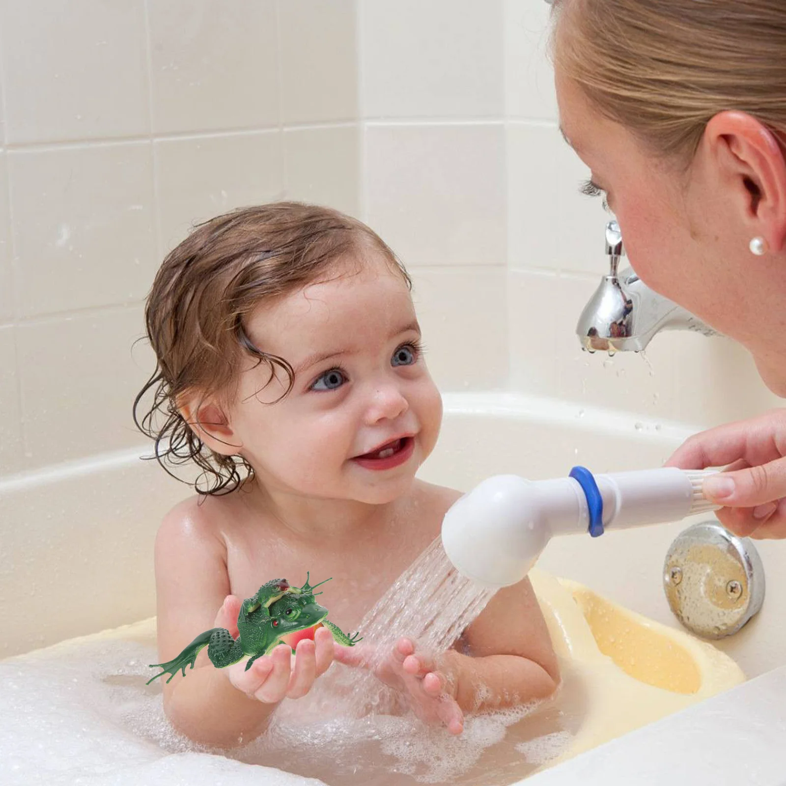 Дочка купается в ванной. Мытье ребенка. Купание малыша. Малыш в ванной. Гигиена маленький ребенок.