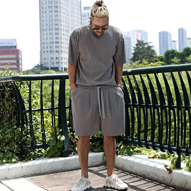 

Мужской спортивный костюм из двух предметов, свободная футболка с карманами и шорты с коротким рукавом и полосатым принтом, лето 2023