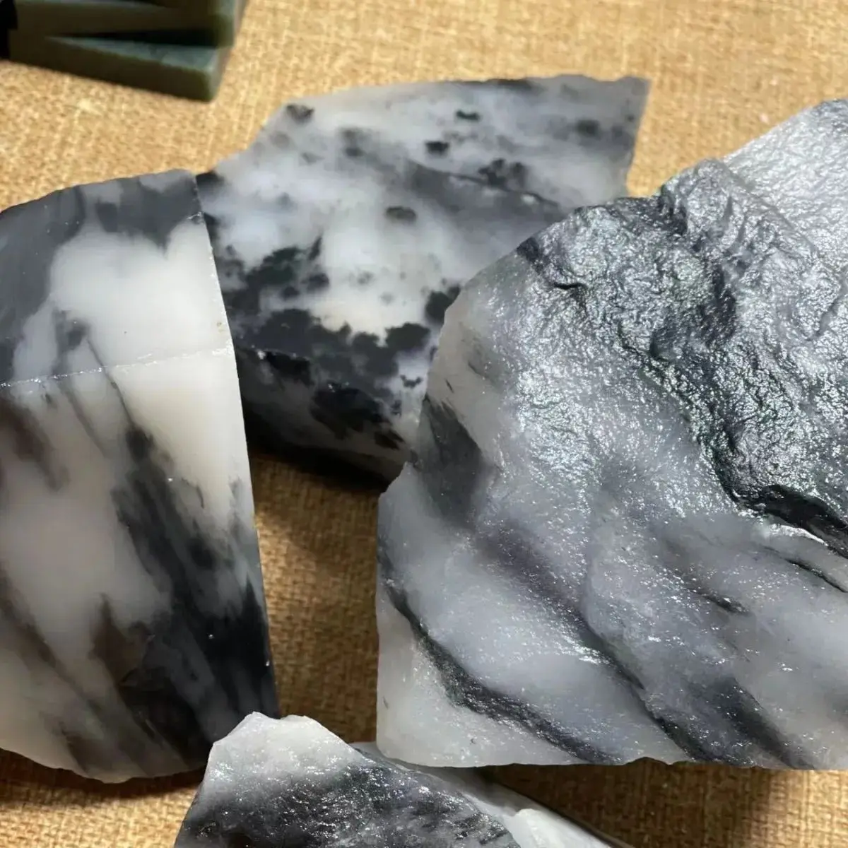 

Сине-белый нефритовый сырец синего и белого цвета из шерсти синего и белого нефрита