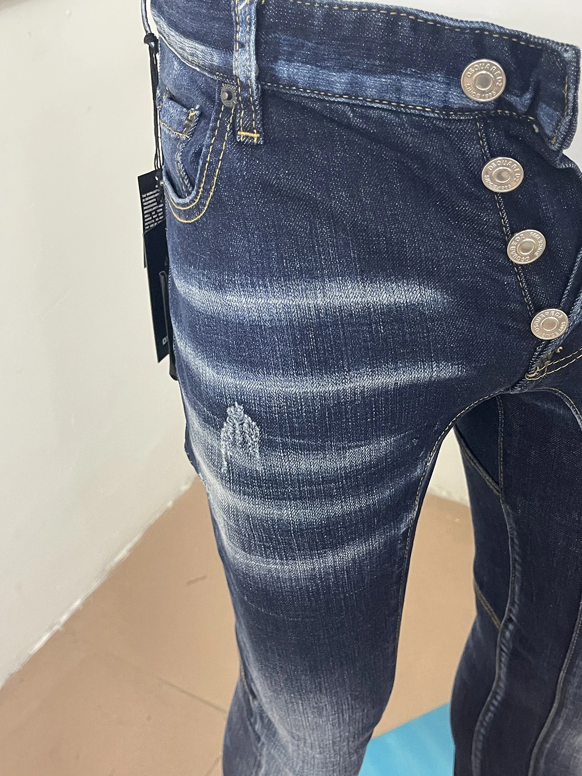 Spring/summer 2023 new style washed and worn micro-bullet slim simple accessories d2 jeans fashion men small feet jeans man