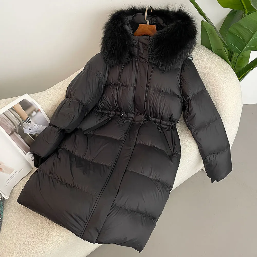 Женское длинное теплое пальто на белом утином пуху с воротником из лисьего меха и