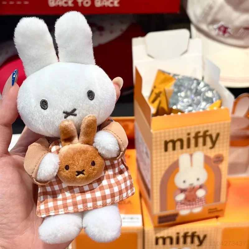 Фото Коллекционная фигурка Miffy из серии Original Bakery: модная трендовая игрушка, аниме-фигурка, модель, брелок, подарок на день рождения для фанатов аниме №3