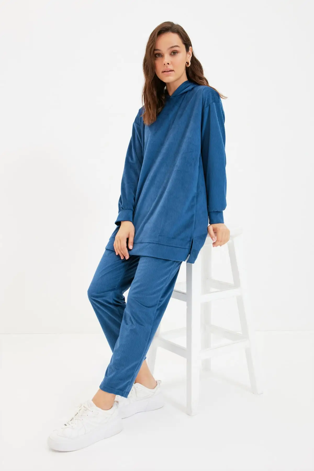 

Темно-синий бархатный трикотажный спортивный костюм с капюшоном TCTAW22EN0029