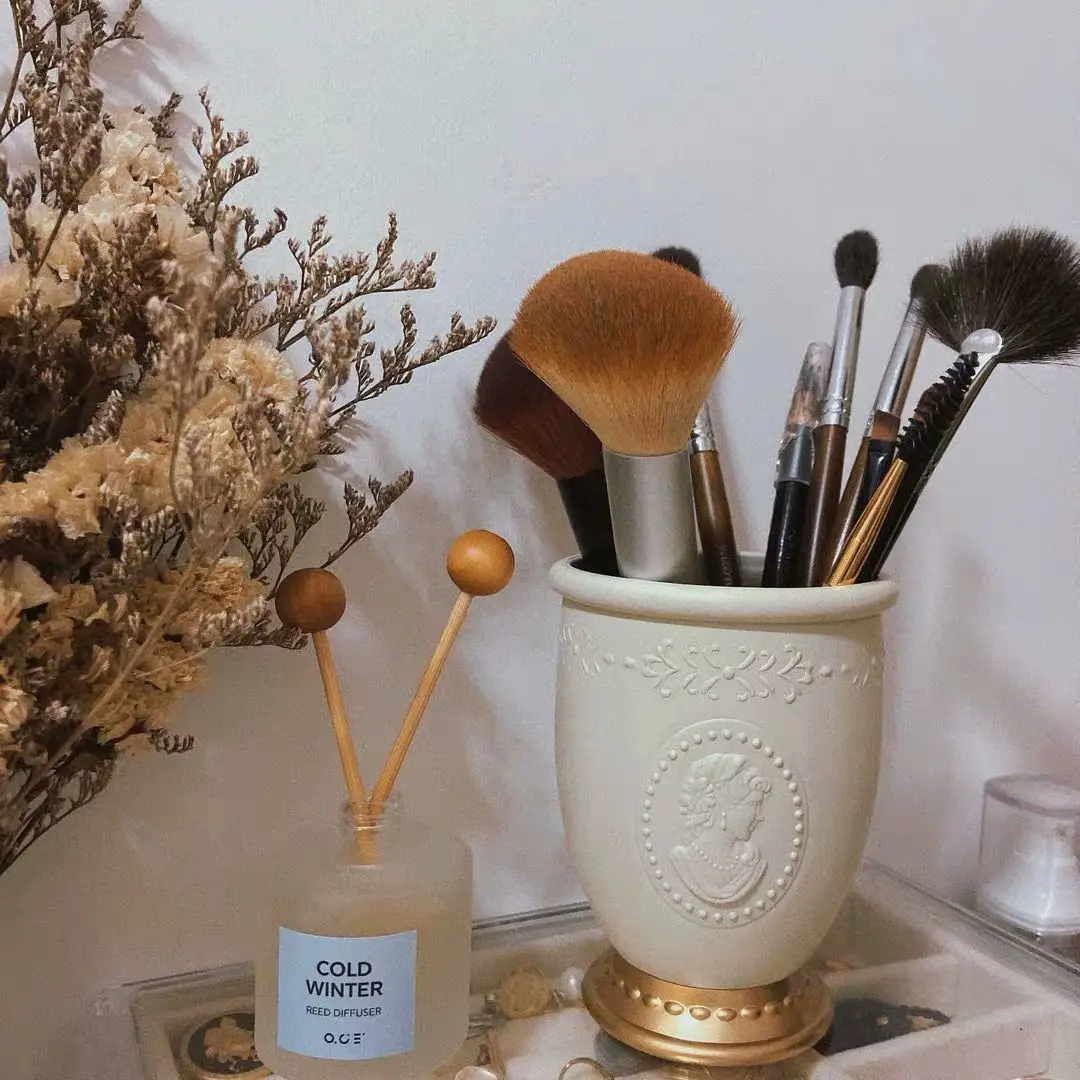 

Рельефный держатель для кистей для макияжа