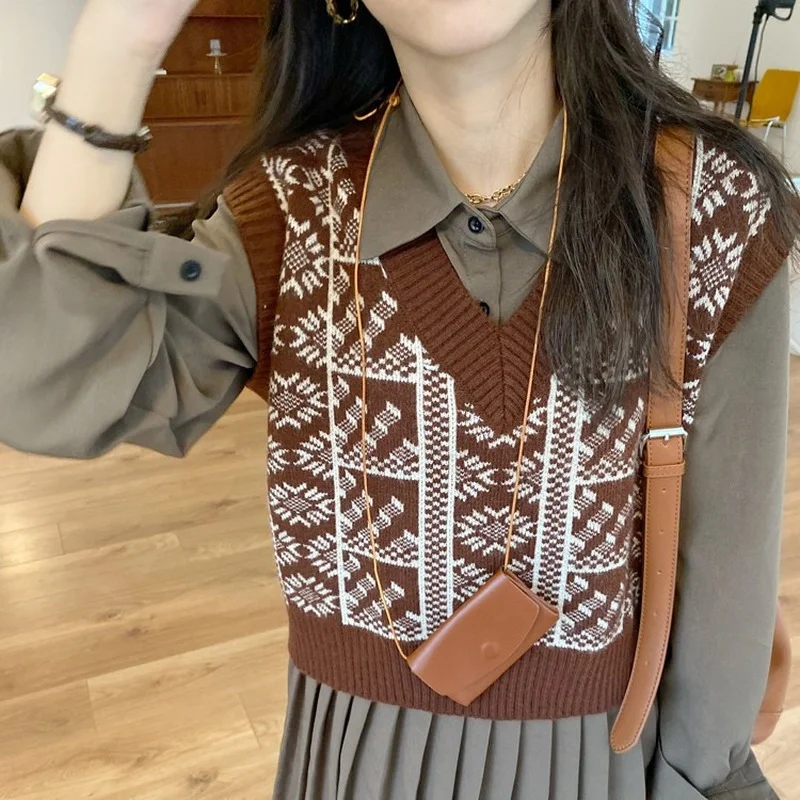 

Women Knitted Sweater Vest Autumn Winter Vintage V-neck Sleeveless Cropped Top Loose Ladies Sweater Waistcoat Women Clothing