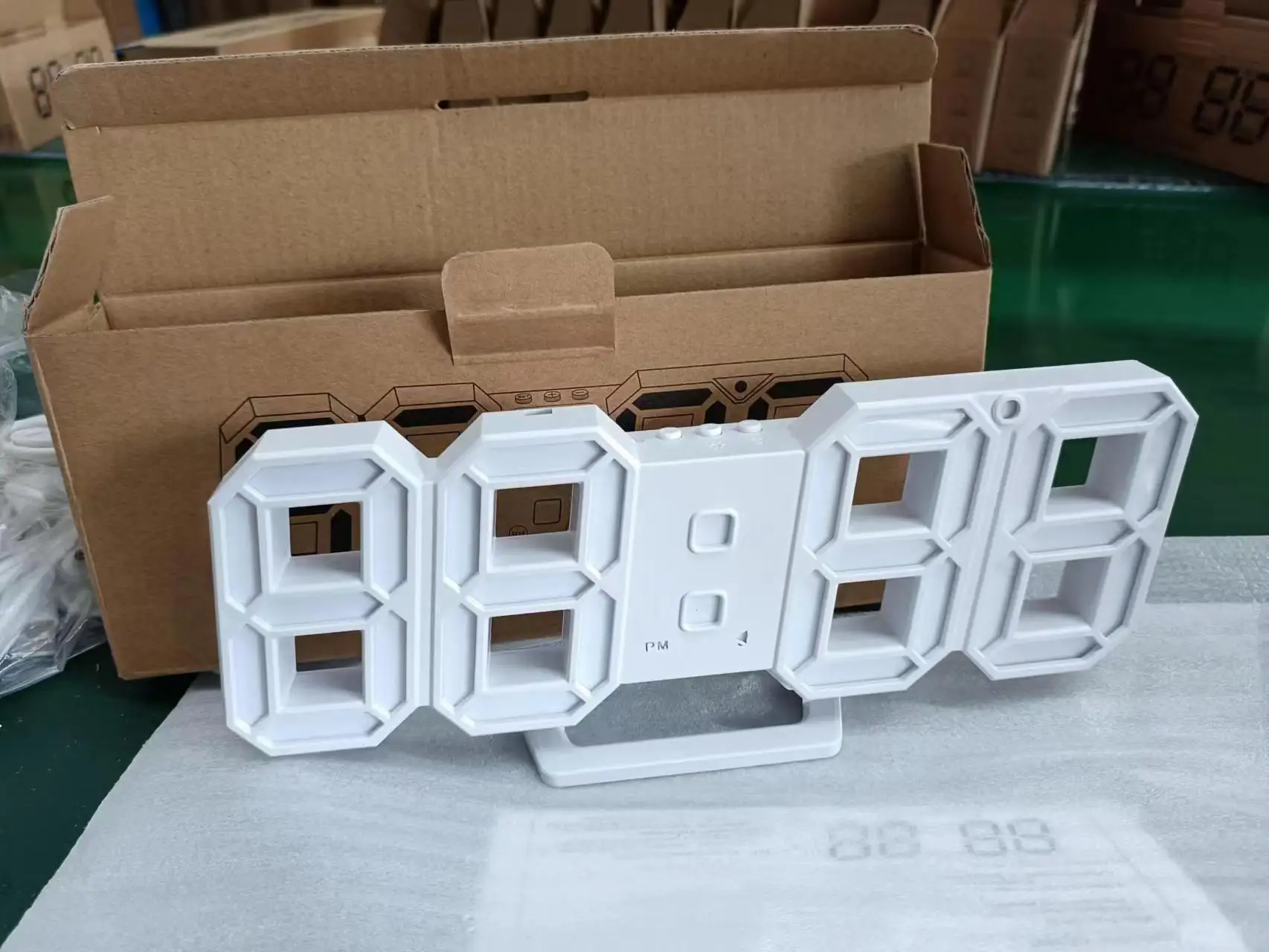 Светодиодные цифровые 3D настенные часы мягкий белый свет регулируемые