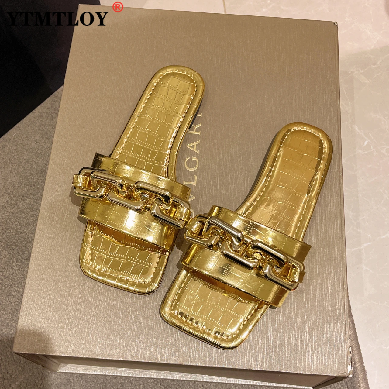 

Шлепанцы женские с металлической цепочкой, сланцы для дома и улицы, плоская подошва, Повседневные тапочки в форме облака, золотистые, больши...