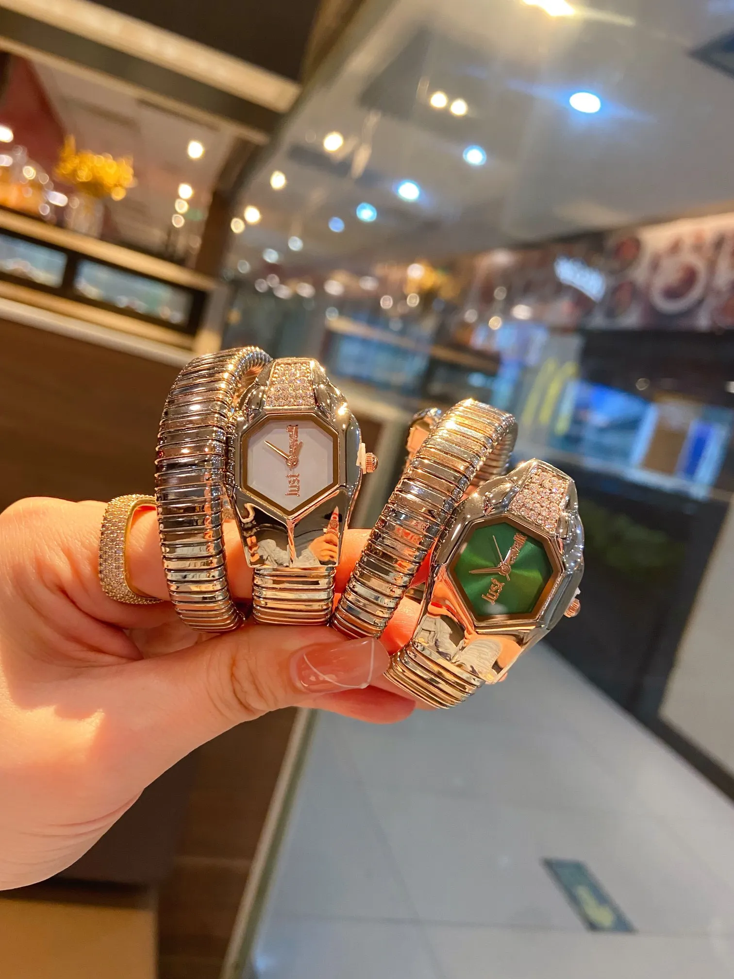 

NEW Fashion brand Casual high-end Women's Watches Snake Shape Dress Women Steel Quartz Ladies Bracelet Diamonds Watch Clock