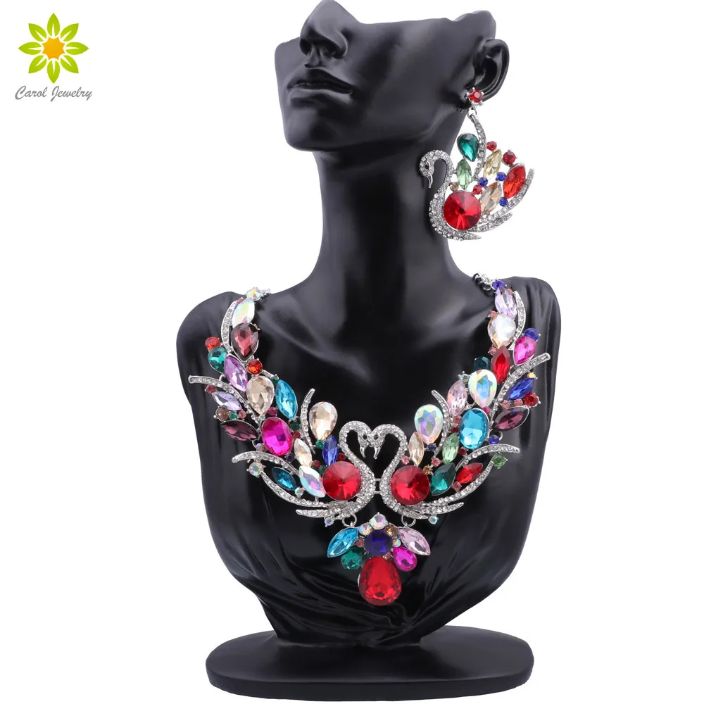 

Женский ювелирный комплект из колье и серёг, с кристаллами