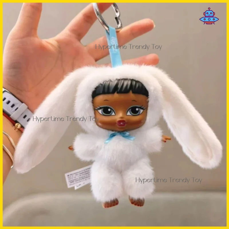 Фото Оригинальная серия MGA Bratz Bratziez Iconz: Модная плюшевая кукла в закрытой коробке, милый портативный кулон, декор для дома, подарочная коробка-сюрприз №3