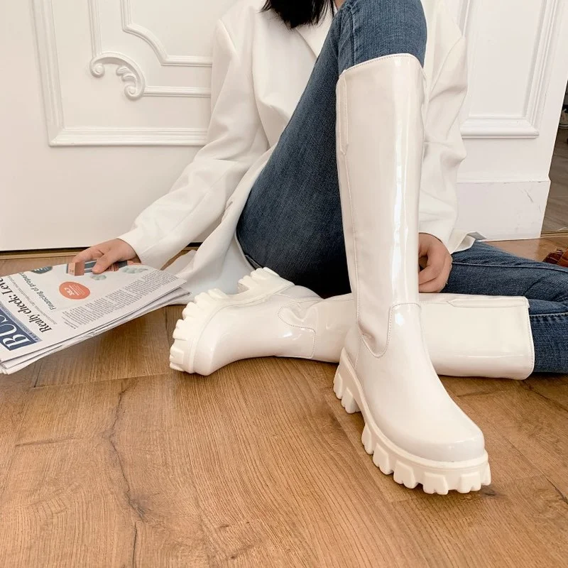 

Яркие Кожаные высокие водонепроницаемые сапоги выше колена на платформе с внутренним высоким круглым носком сапоги из лакированной кожи на плоской платформе