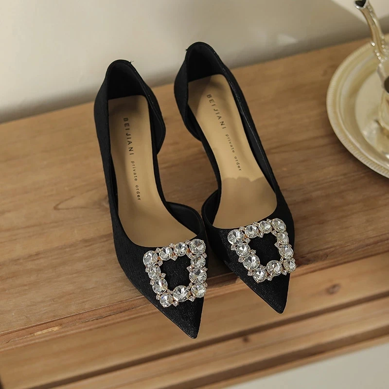 Женские повязки стразы на шпильках с острым носком однотонные неглубокие