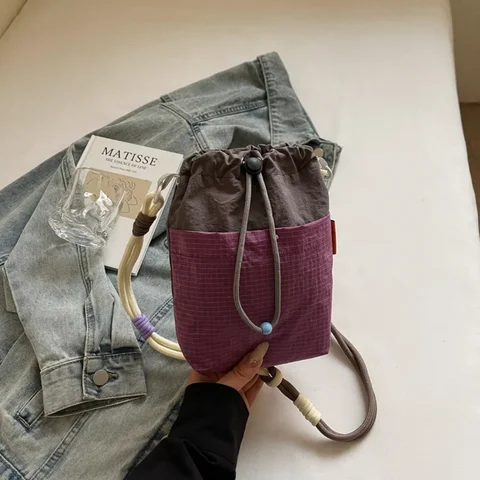 Маленькая сумка-ведро на шнурке, быстросохнущий передний карман, держатель для бутылки с водой, большой шнурок, открытый к