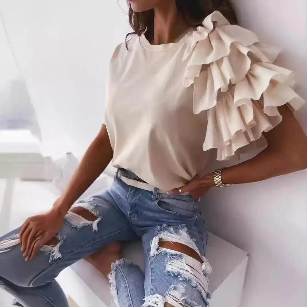 Женская футболка с коротким рукавом асимметричным подолом и круглым вырезом