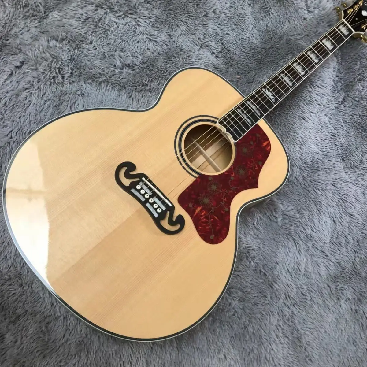 

The 43" Jumbo J200 refers to playing acoustic guitar