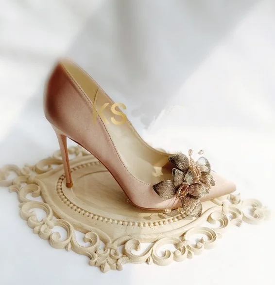 

Женские атласные туфли-лодочки, туфли цвета шампанского на высоком каблуке, с заостренным носком, с бабочкой и кристаллами, ручная работа, свадебные туфли для невесты
