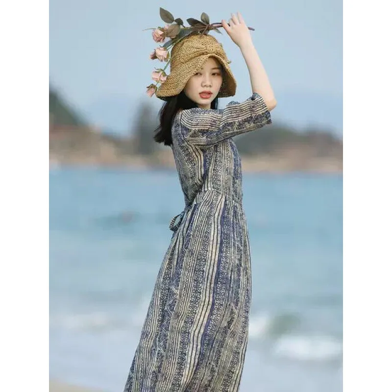 

Женское летнее длинное платье в полоску с V-образным вырезом