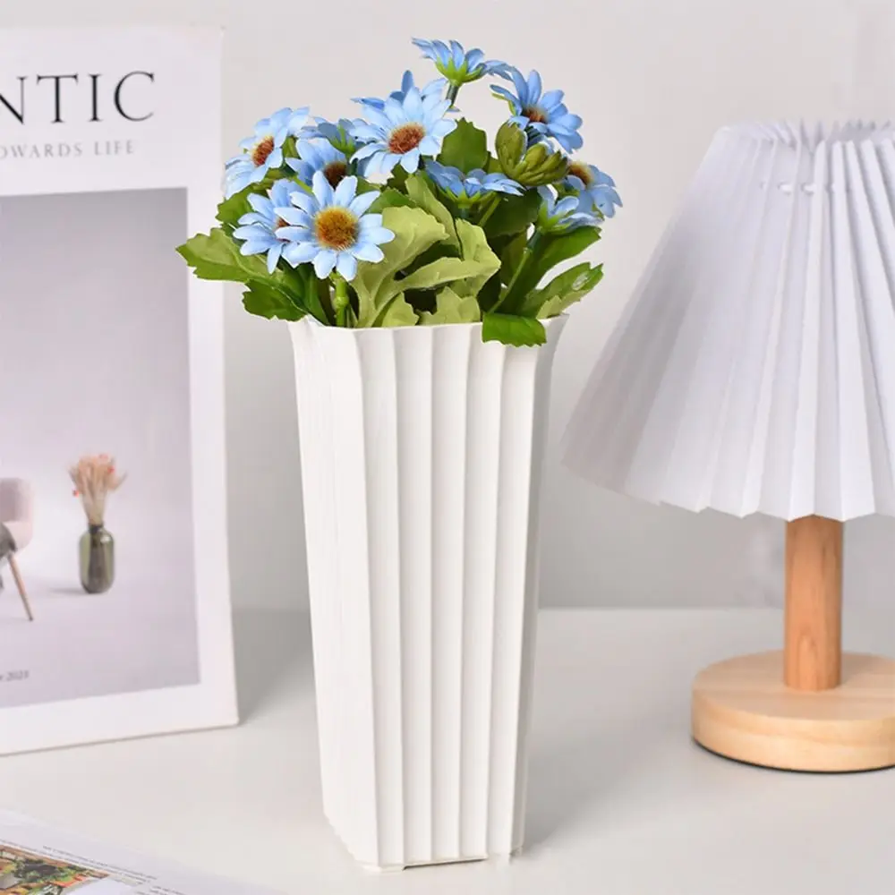 Черная белая пластиковая ваза