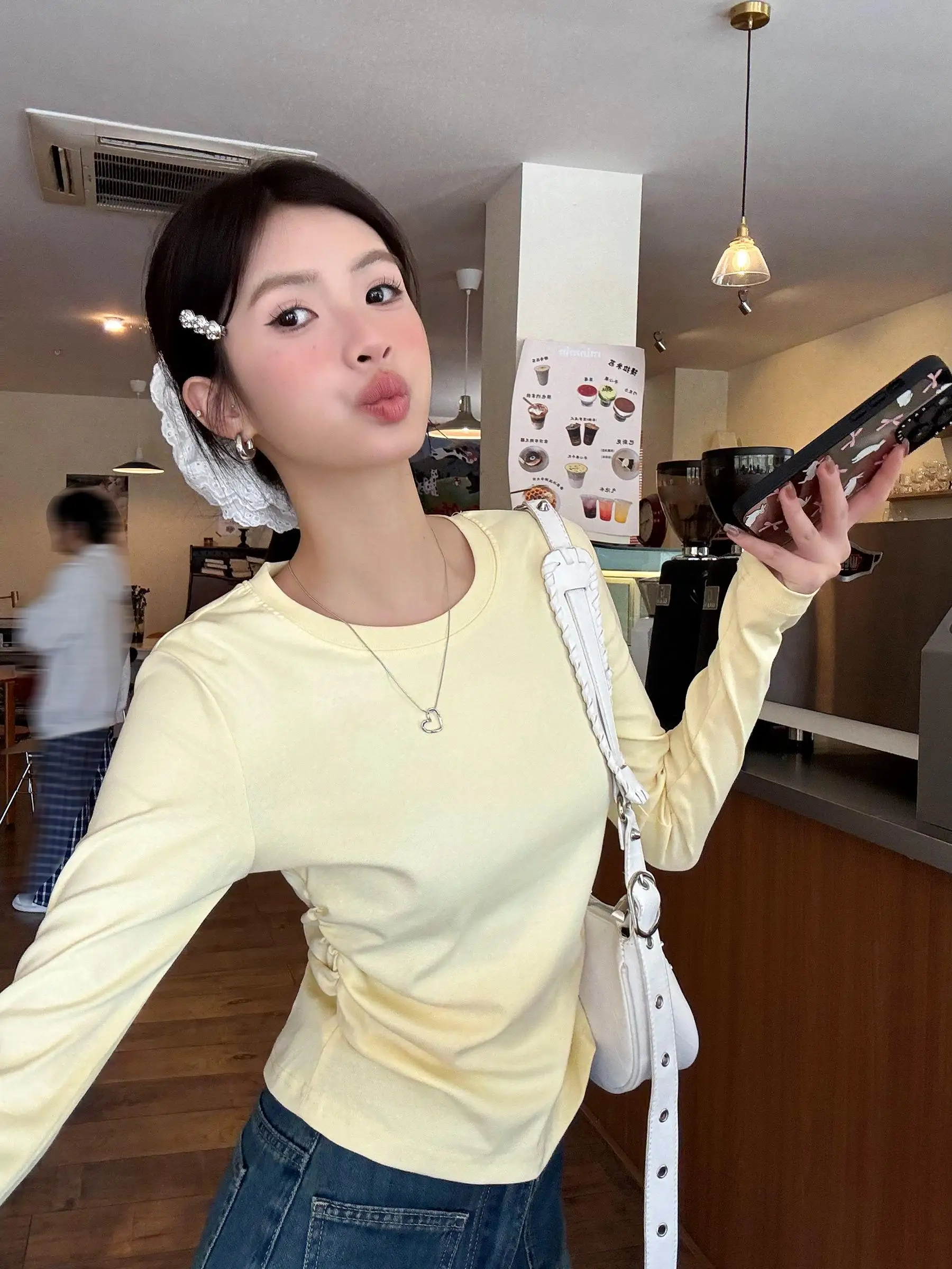 Нежная желтая рубашка с круглым вырезом и длинными рукавами плиссированная