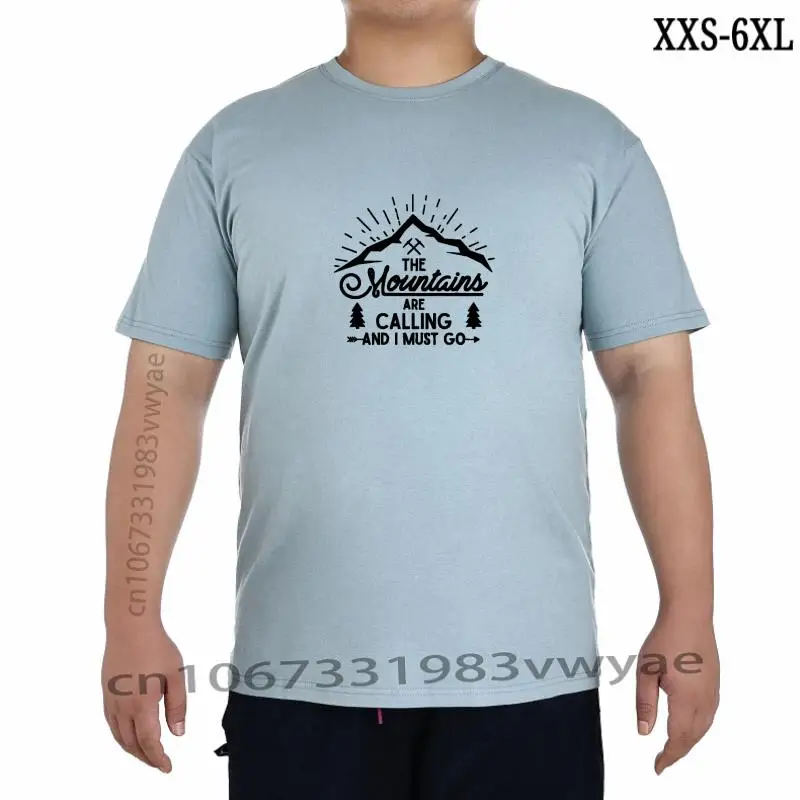 

Футболка с надписью «I Must Go» и надписью «The Mountain is Call»