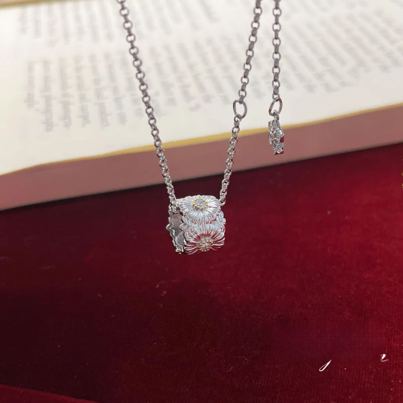 Фото Ожерелье-подвеска Litheline из латуни с позолотой 18K, в форме бочонка с ребристым краем, с прозрачным акцентом в центре, гипоаллергенное ювелирное изделие №4
