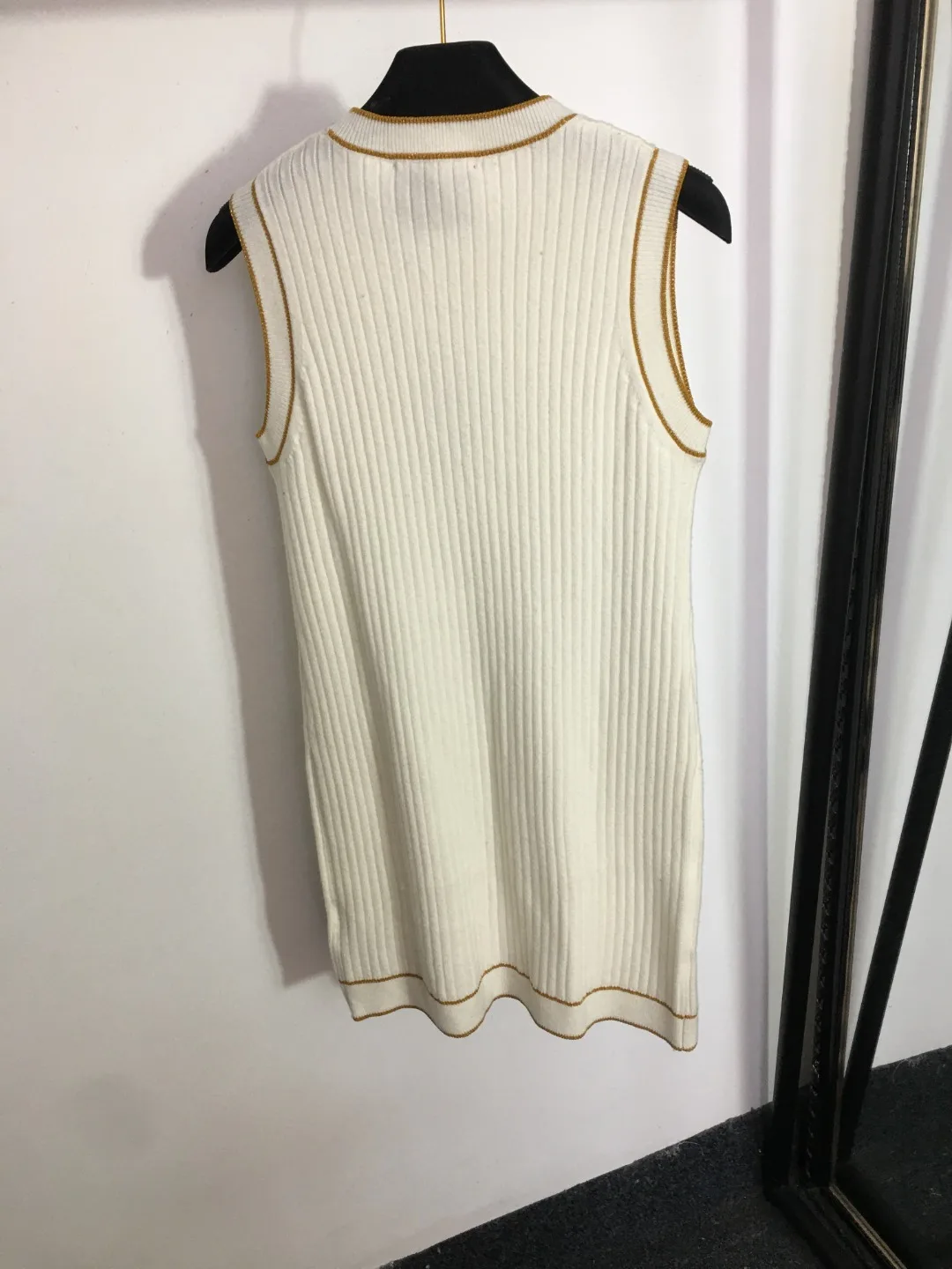 

2023 Summer New Knitted Head Sleeveless Tank Top Dress with Gold Edge Decoration Style