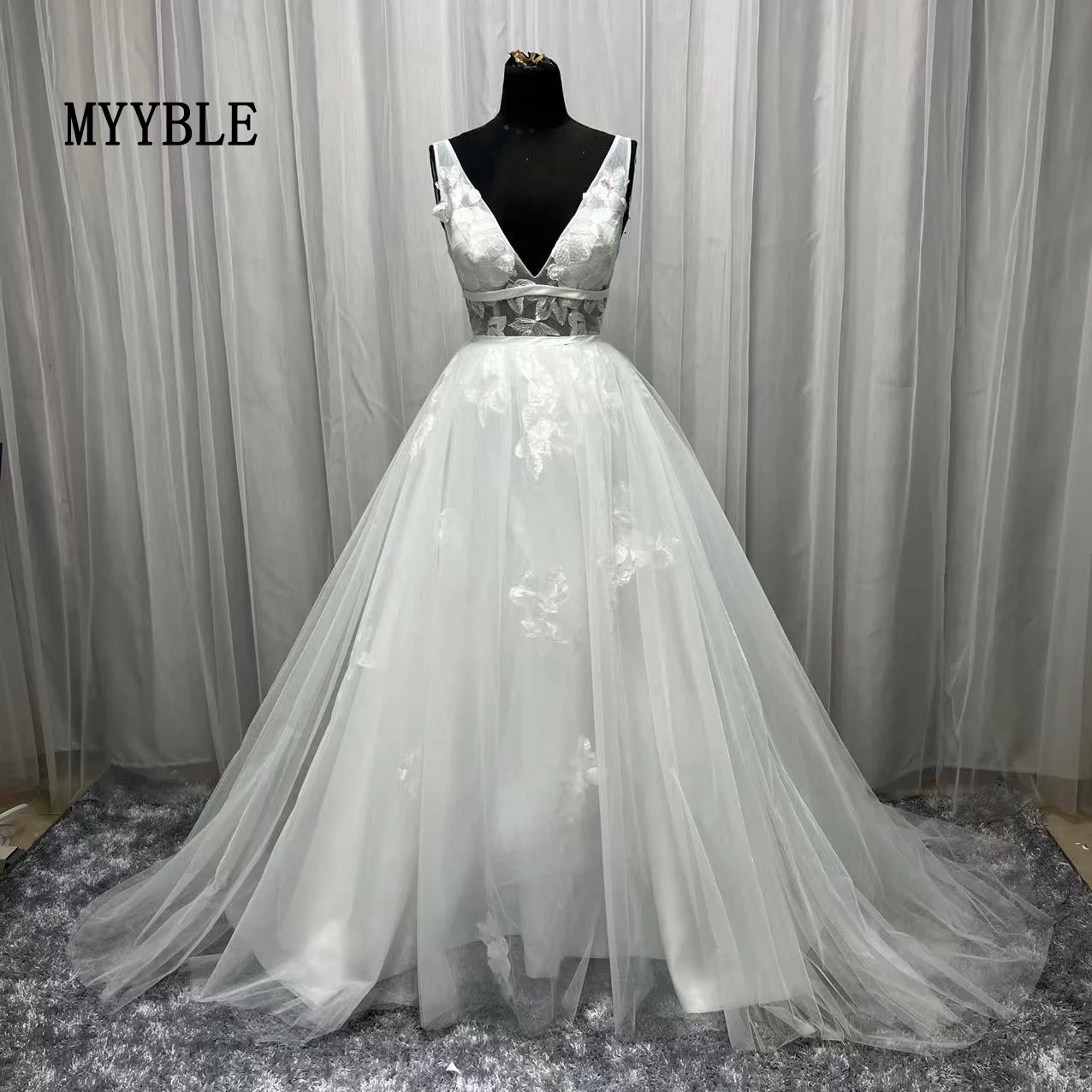 Купи MYYBLE Plus Size Real Photo Deep V-Neck Lace Appliques Wedding Dress 2022 Backless Long Train Lace Custom Made Wedding Gown за 4,389 рублей в магазине AliExpress