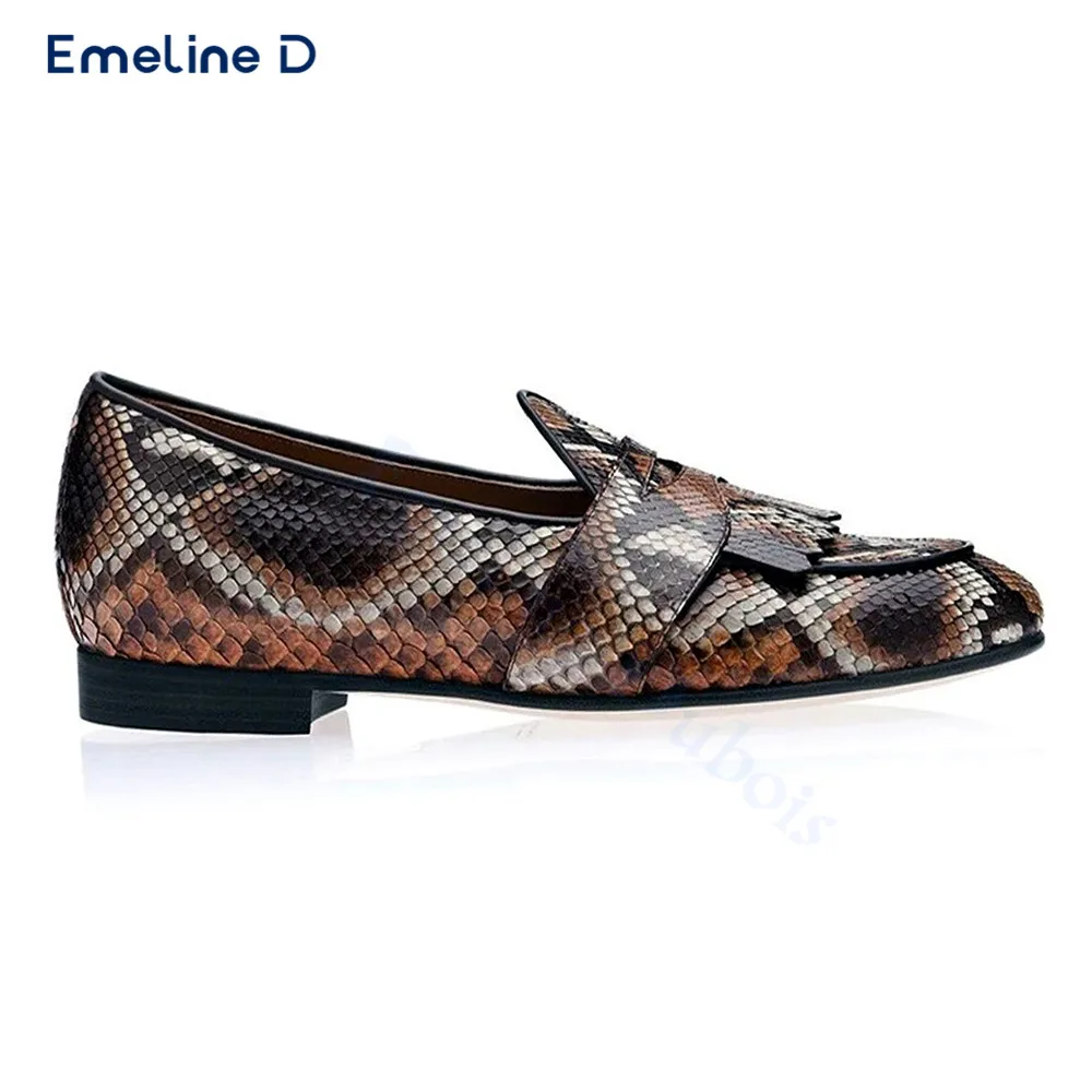 Темные лоферы со змеиным узором и кисточками простая кожаная повседневная обувь