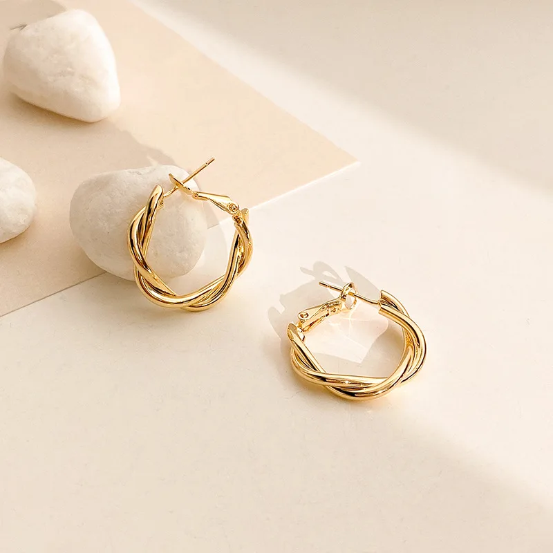 

2022 New Fashion Elegant Temperament Fresh Earrings Contracted Joker Trend Geometric Metal Women Hoop Earring Jewelry