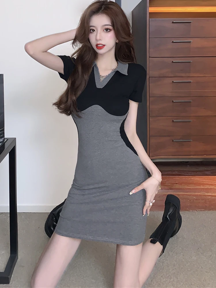 Женское платье-миди с коротким рукавом и воротником-поло черное облегающее