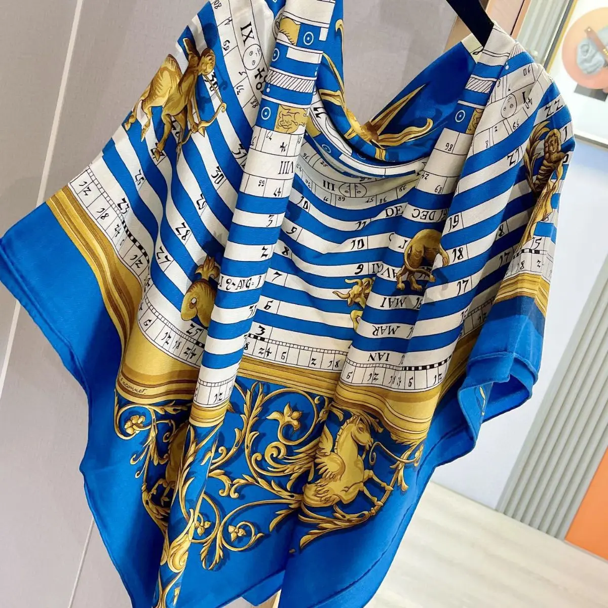 Рисунок 5 - Новый дизайнерский шарф двойного цвета с принтом